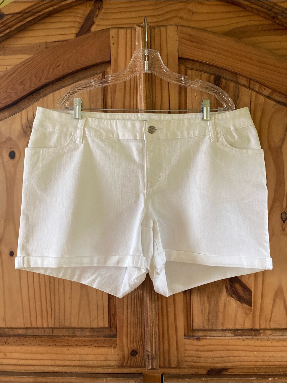 Women’s Old Navy Semi Fitted white cuffed jean shorts size 18